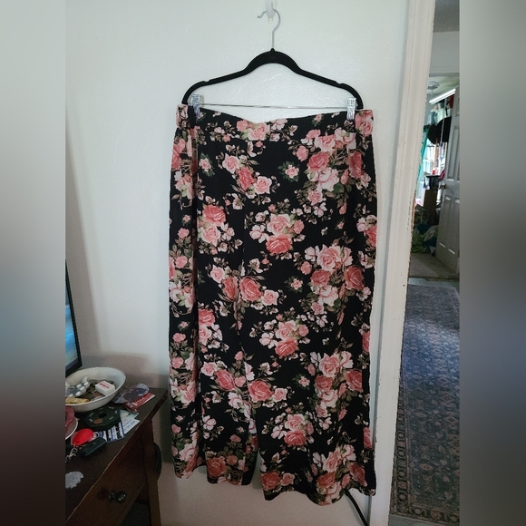 Size 3X Wide Leg Floral Pants w/ Tie - Picture 2 of 2